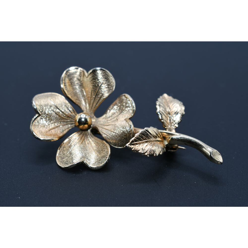 Giovanni Vintage Floral Brooch Gold Tone Flower Pin Signed 2 Inch